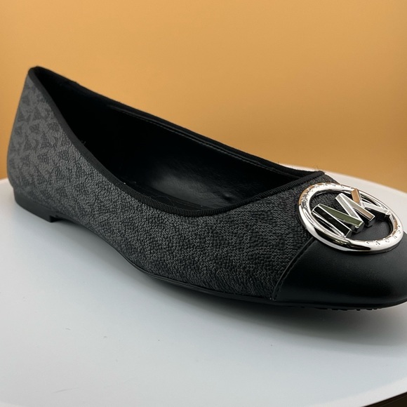 Michael Kors Black & Sliver Logo Ballet Flats - Women - Picture 4 of 12